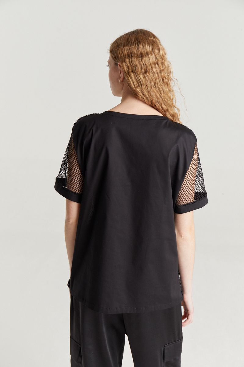 REMERA OVER MESH