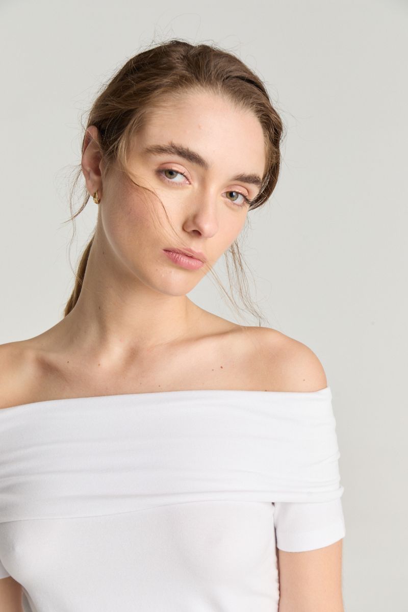 REMERA OFF SHOULDERS MERY