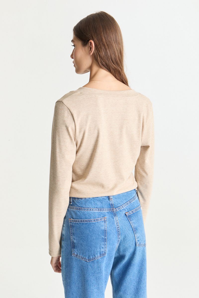 REMERA V NECK NIKKIE