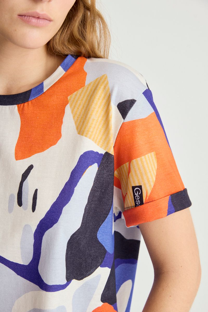 REMERA FULL PRINT CELESTE NAJT