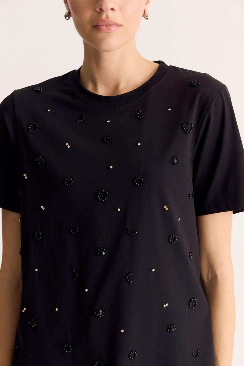 REMERA EMBELLISH PEARLS