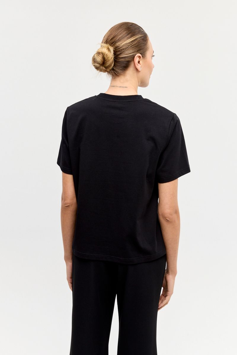 REMERA EMBELLISH PEARLS